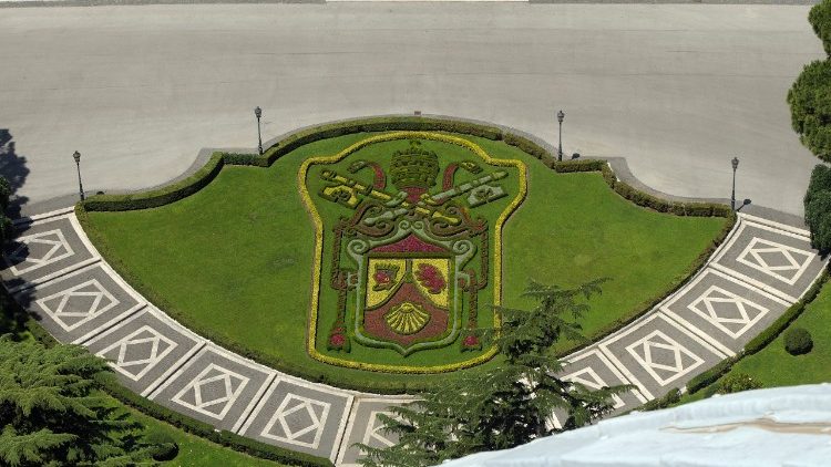 Brasão Pontifício em frente ao Governatorato da Cidade do Estado do Vaticano