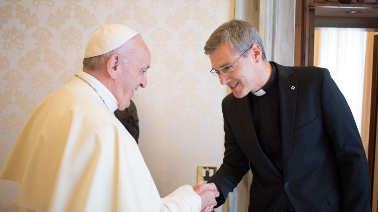 Bischof Heiner Wilmer, hier zu Besuch bei Papst Franziskus