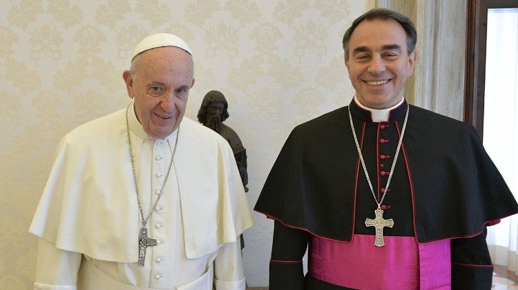 Đức cha Ettore Balestrero và Đức Thánh. Cha