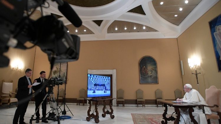 Papież: nauka sposobem na budowanie pokoju