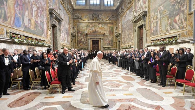 Le Pape François s'adressant aux ambassadeurs lundi 8 janvier 2018.