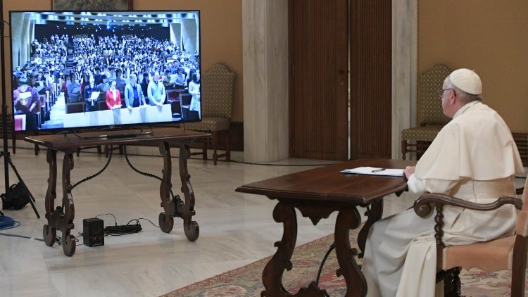 Le Pape dialoguant avec les jeunes de l'université Sophia, le 18 décembre 2017 au Vatican.