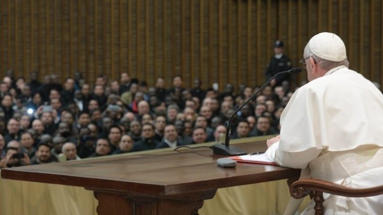 Papa Francisco Colegios Pontificios seminaristas estudiantes