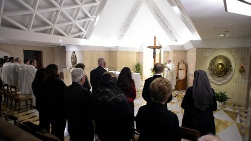 Il Papa: dare concreta testimonianza della fede 