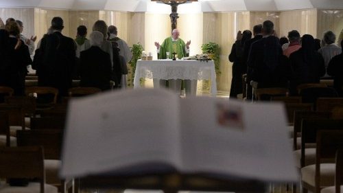 Papa: ungere i pastori con l’olio della tenerezza 