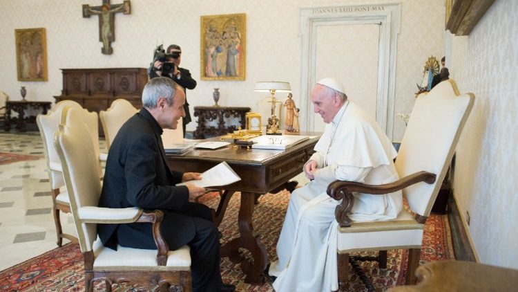 Papa Francesco e don Julian Carron all'udienza di oggi