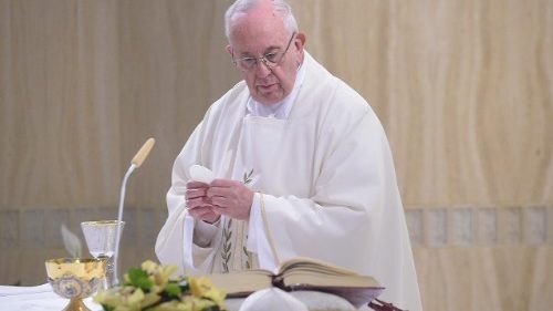 Papa: il pastore non mette il naso nella vita degli altri