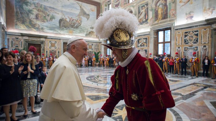 2018-05-04 Papież z przedstawicielami Gwardii Szwajcarskiej