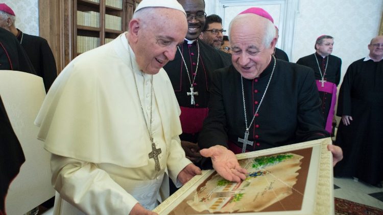 Le Pape en conversation avec Mgr Jean-Yves Riocreux, le 16 avril 2018.