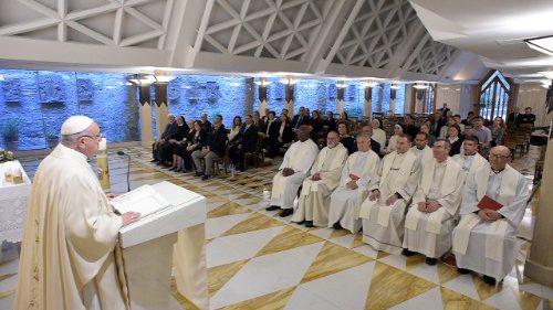 Papa: attenzione a chiacchiericcio e mondo virtuale