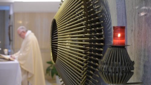 Il Papa a santa Marta: Gesù non ci chiede grandi discorsi sull’amore, ma gesti concreti 