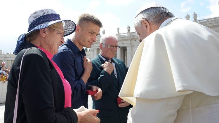 Пантыфік падчас сустрэчы на плошчы св. Пятра з Томашам Камэнда і яго бацькамі
