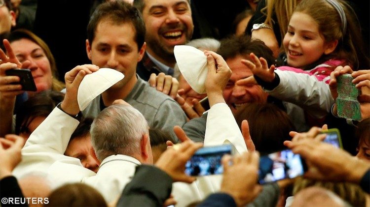Papa Francesco tra i fedeli durante un'udienza generale