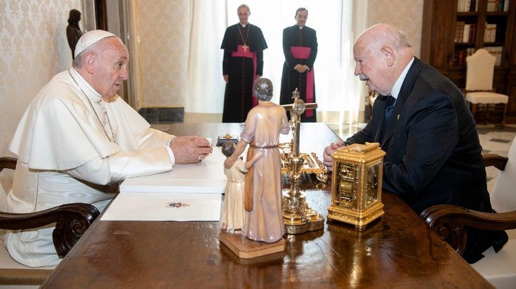 Austausch über humanitäre Hilfe: Franziskus und Dalla Torre