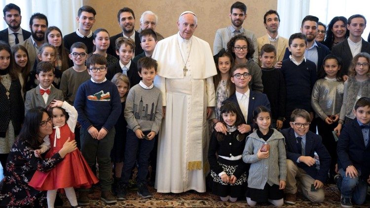 Papa con giovani e ragazzi