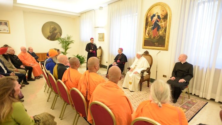 Papa Francisco com a delegação budista da Tailândia, em maio passado, no Vaticano