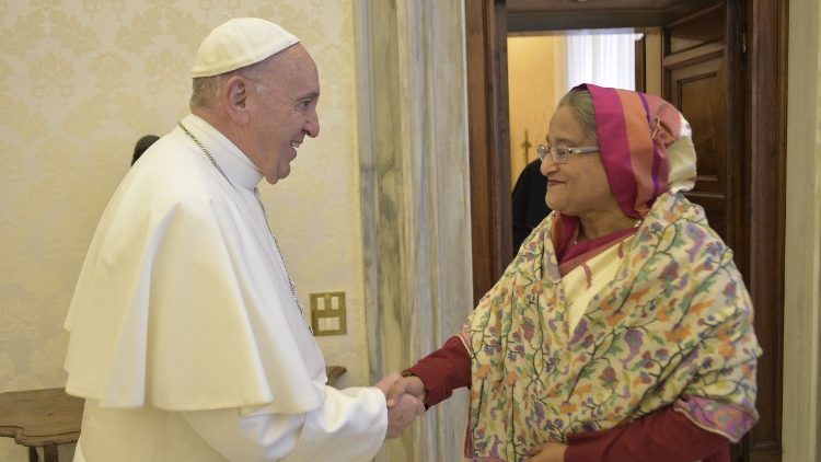Ministerpräsidentin Sheik Hasina 2018 bei einer Audienz beim Papst