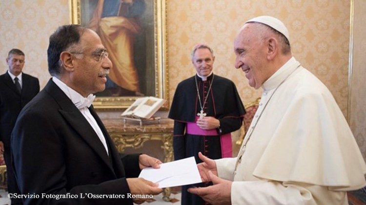 Papa Francisco com embaixador do México