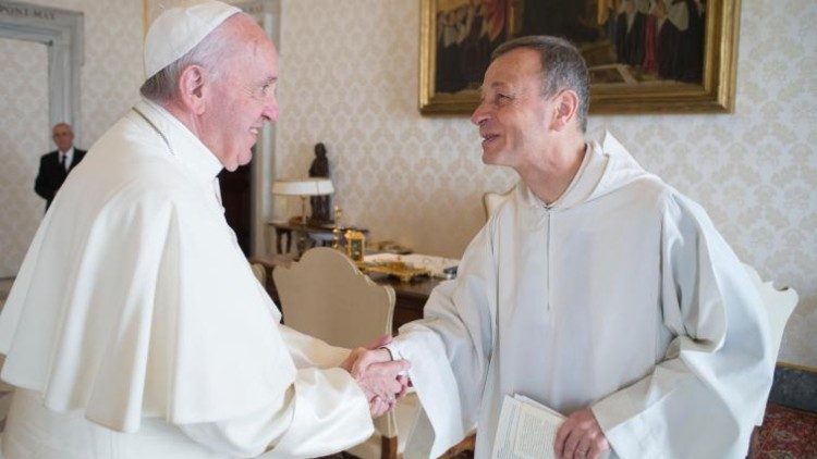 Le Pape François et le frère Alois, prieur de la communauté de Taizé au Vatican le 12 mars 2018.