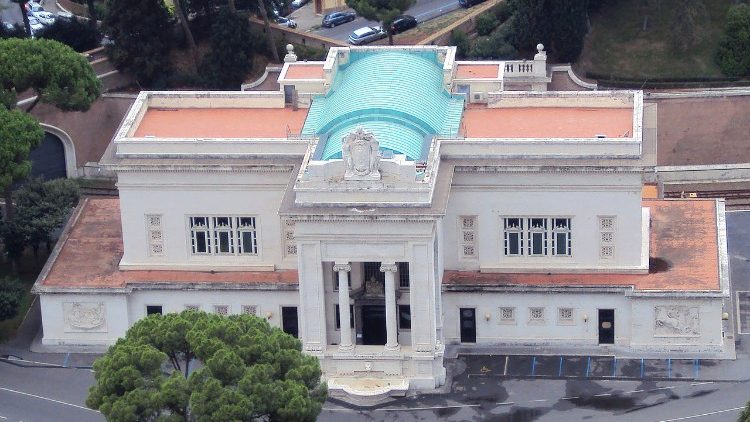 Skats uz stacijas ēku Vatikāna dārzos. Ilustratīvs attēls