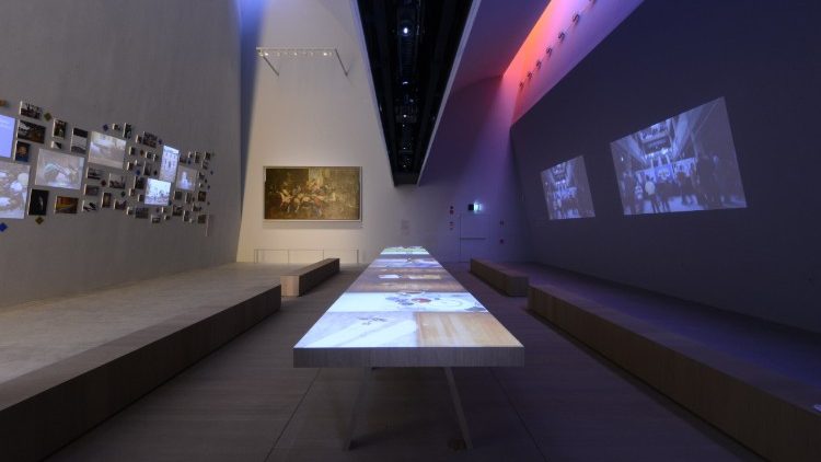 Milano 2015 Il padiglione della Santa Sede, veduta interna con il grande tavolo multimediale Foto © ITL/stefanomariga; per gentile concessione del Pontificio Consiglio della Cultura   