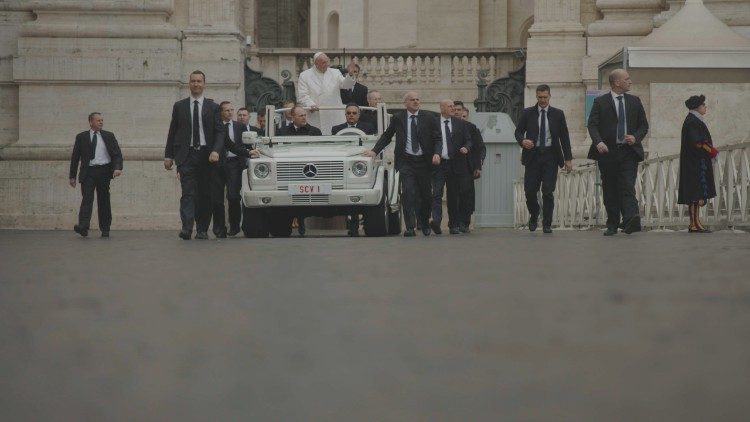 Papa Francesco scortato dai gendarmi