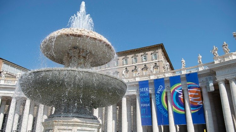 La banderole «Poursuis la paix, recherche-la !», thème du pélerinage des enfants de chœur, installée place Saint-Pierre. 