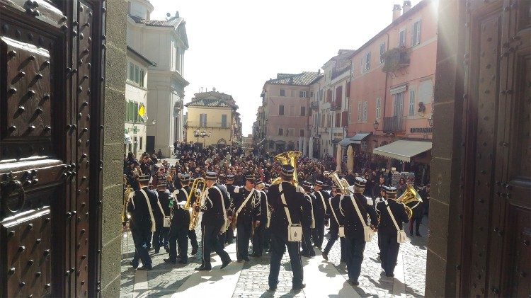 I nuovi gendarmi davanti l'entrata del Palazzo Apostolico di Castel Gandolfo