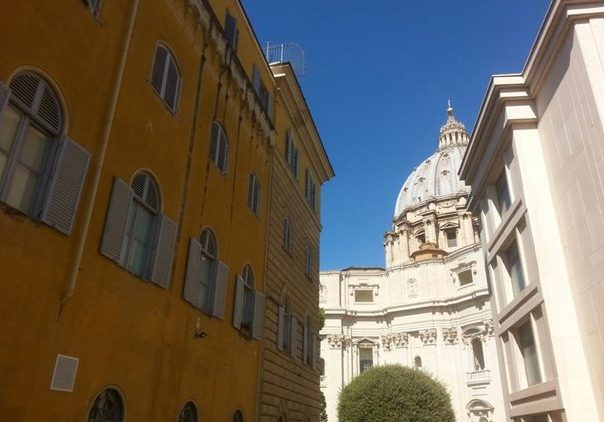 San Pietro tra Palazzo San Carlo (sx) e Casa Santa Marta (dx)