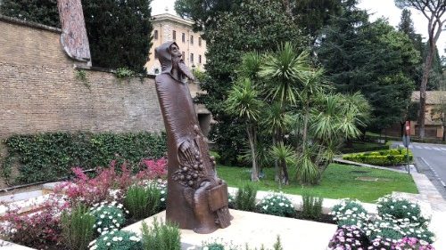 Papst segnet Gregor von Narek-Statue in den Vatikanischen Gärten