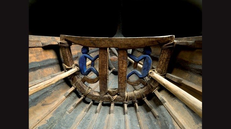 Alcune immagini del volume "Etica e pratica della conservazione. Manuale per la conservazione dei beni etnografici e polimaterici" (edizioni Musei Vaticani)