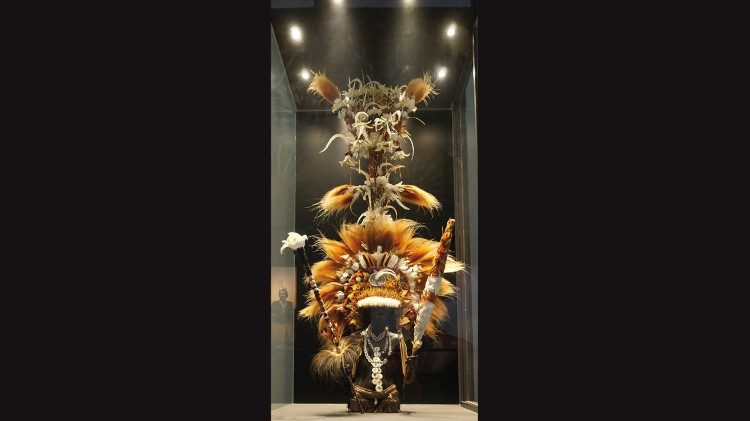 Alcune immagini del volume "Etica e pratica della conservazione. Manuale per la conservazione dei beni etnografici e polimaterici" (edizioni Musei Vaticani)