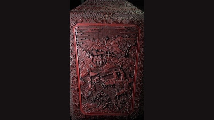 Alcune immagini del volume "Etica e pratica della conservazione. Manuale per la conservazione dei beni etnografici e polimaterici" (edizioni Musei Vaticani)