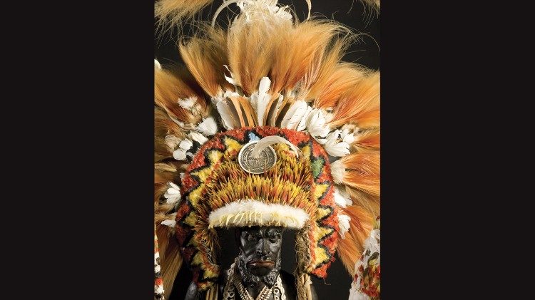 Alcune immagini del volume "Etica e pratica della conservazione. Manuale per la conservazione dei beni etnografici e polimaterici" (edizioni Musei Vaticani)