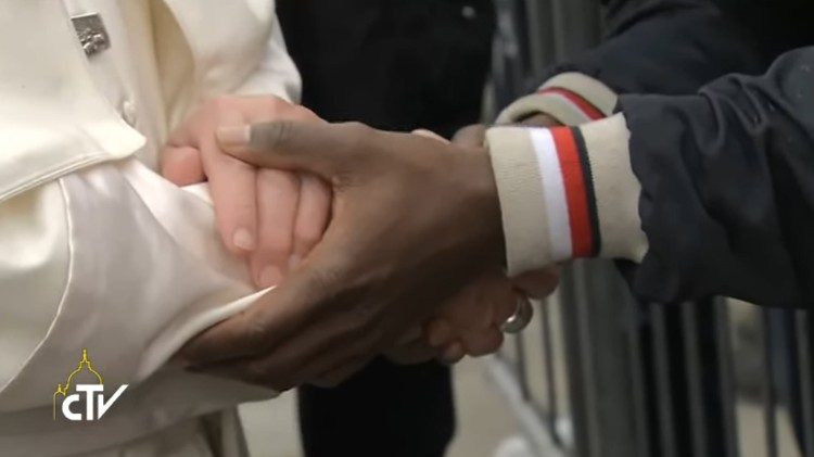 Papa saúda um migrante na Itália