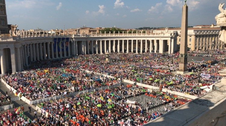 Blick auf die Ministranten auf dem Petersplatz