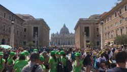 Ministranten aus aller Welt auf dem Weg zum Vatikan.JPG