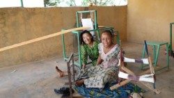 IARA LEE COM UMA TECEDORA DO BURKINA FASO - DIETRO LE QUINTE DI BURKINA BE RISING.jpg