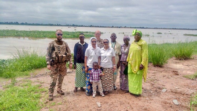 Der deutsche Militärpfarrer Marco Schrage, Bildmitte hinten, in Mali