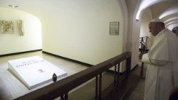 Papa Francesco tomba dei Papi Paolo VI1.JPG