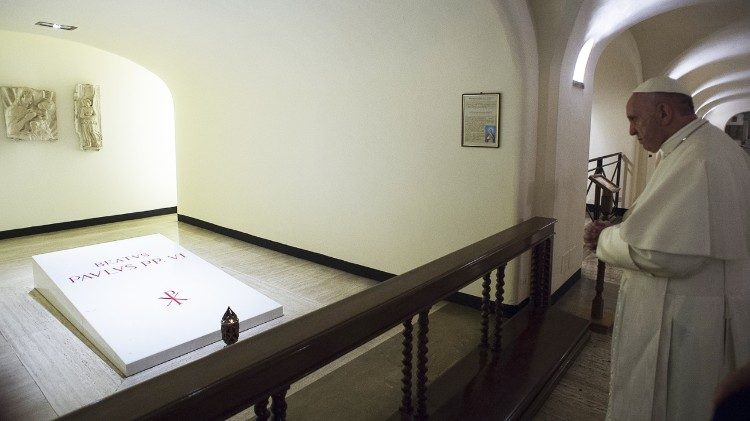 Papa Francisco em oração diante do túmulo do Beato Paulo VI, na Cripta Vaticana