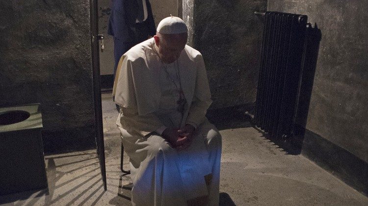 Papst Franziskus in der Gefängniszelle Maximilian Kolbes im Konzentrationslager Auschwitz
