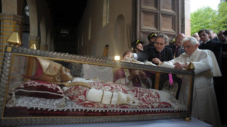 Archivbild: L´Aquila 2009 - Benedikt XVI. legt sein Pallium ab 