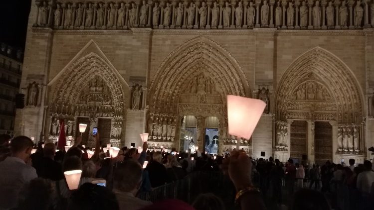 Fête de l'Assomption devant Notre-Dame de Paris, le 15 août 2018. 