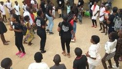 Jovens e adolescentes de Luanda.jpg