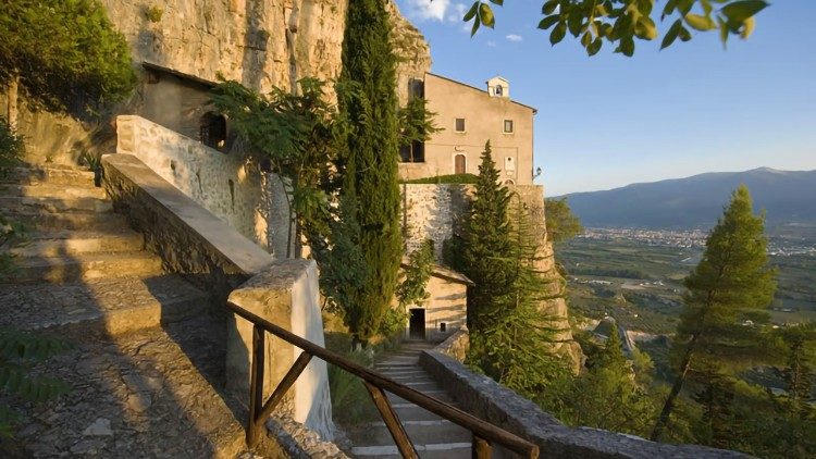 L'ermitage de Sant'Onofrio al Morrone, près de Sulmona. C'est là que Charles II d'Anjou, roi de Naples, vient chercher l'ermite Pietro di Morrone qui vient d'être élu Pape. Célestin V, après sa démission, reviendra y trouver refuge.  