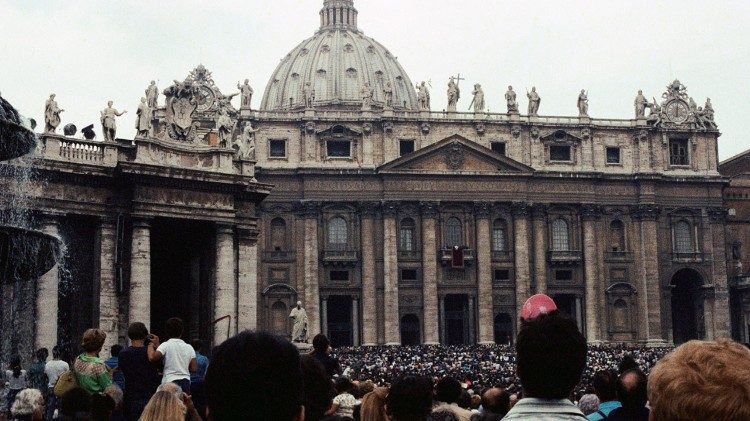 La foule Place Saint-Pierre le 26 août 1978, jour de l'élection de Jean-Paul Ier