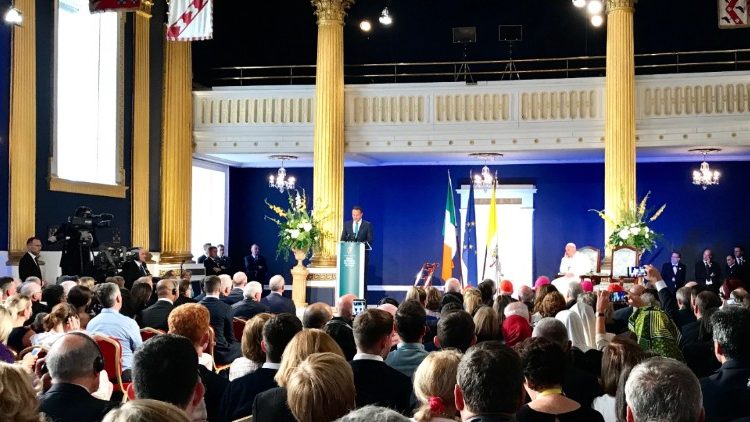 De Ca 08 Papa al Dublin Castle.JPG