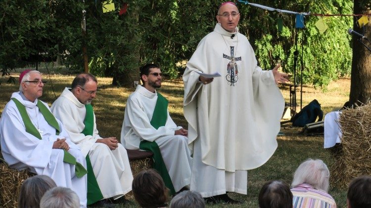 Mgr Hervé Giraud, prélat de la Mission de France, délivrant une homélie lors de l'assemblée générale de la Mission de France.