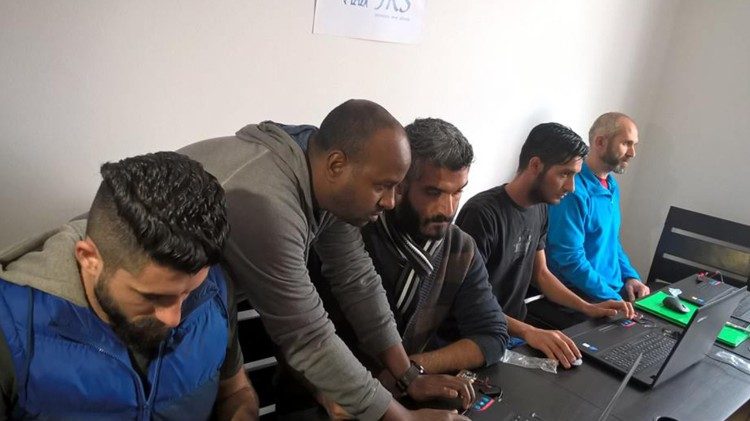 Migranti impegnati nei progetti del team dei Gesuiti 